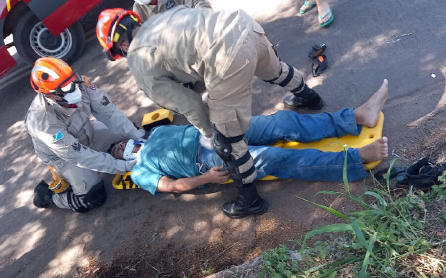 Colisão entre camionete e moto deixa uma pessoa ferida no bairro Flávio Garcia