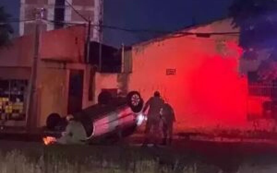 Bêbado, motorista é preso em flagrante após capotar