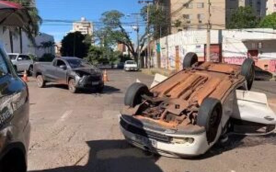 Colisão em Campo Grande entre picape com motorista de Coxim e carro termina com capotagem 
