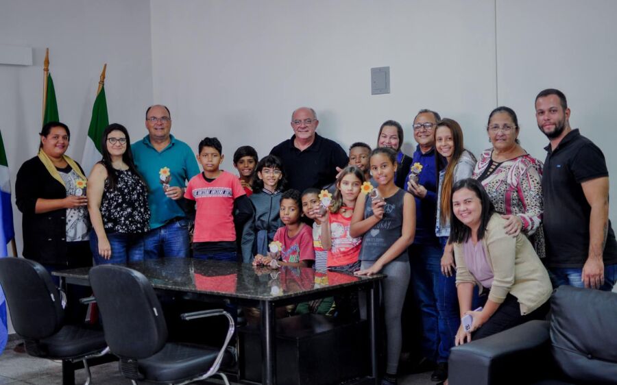 Alunos do Instituto Mirim visitam o Paço Municipal e apresentam a campanha: “ Faça Bonito 2023”