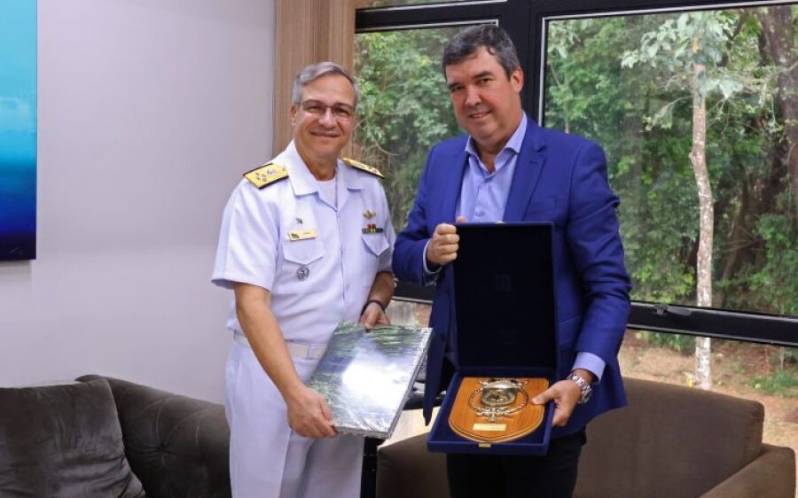 Governador Eduardo  Riedel recebe o chefe do Estado-Maior da Armada da Marinha