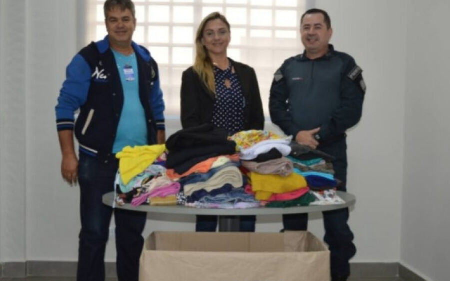 Polícia Militar doa itens e agasalhos arrecadados na campanha “Seu Abraço Aquece” em Coxim