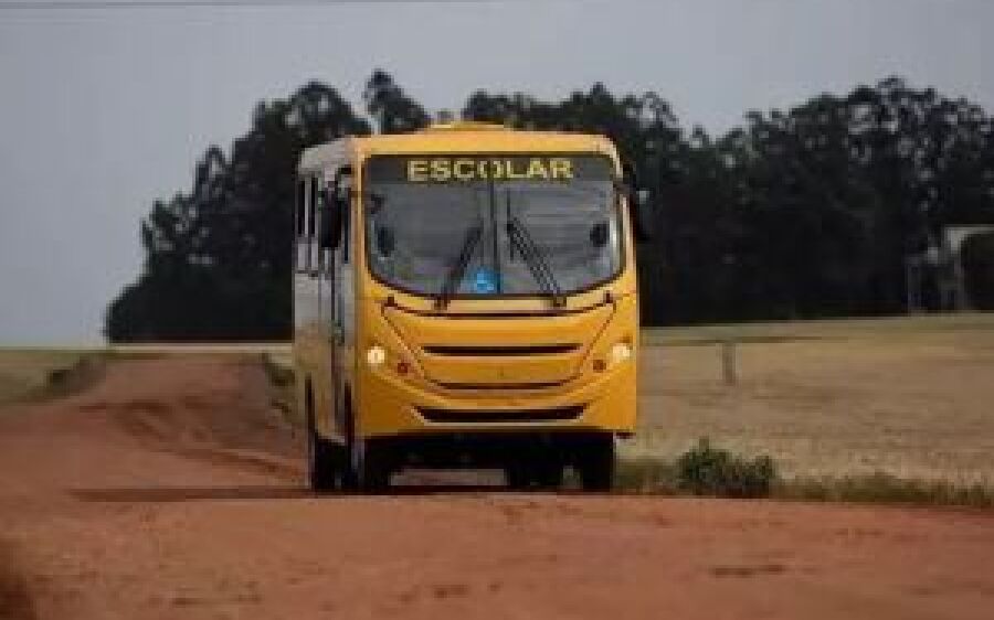Porta abre e criança de 9 anos cai de ônibus escolar em movimento