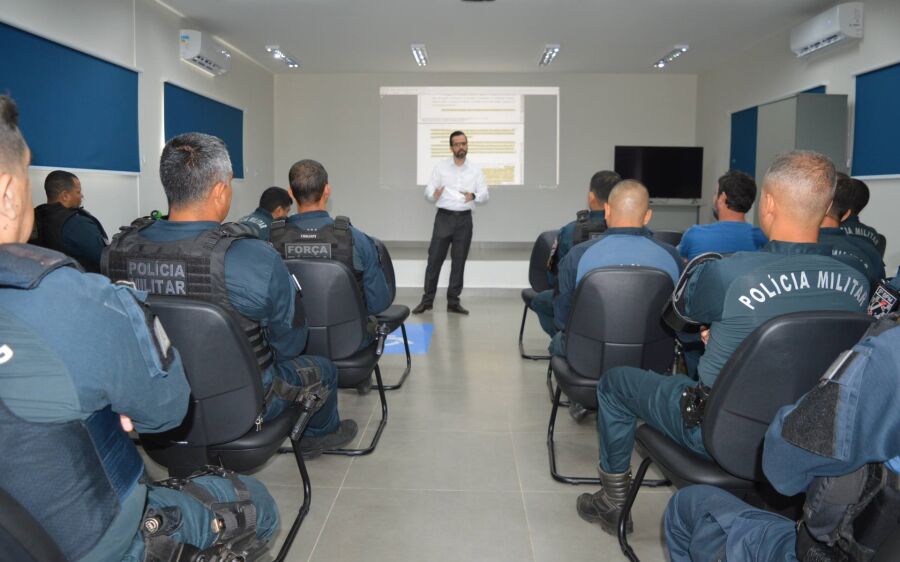 Polícia Militar recebe palestra com promotor em Coxim