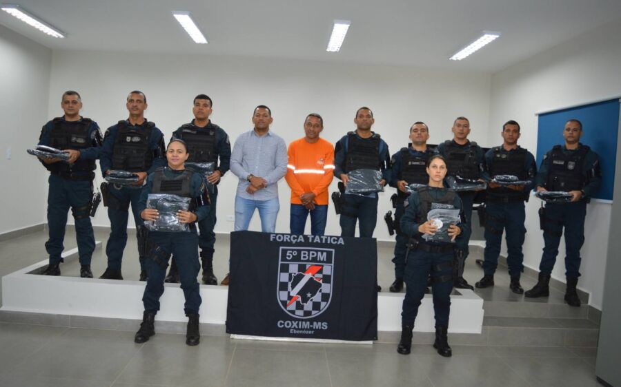 Policiais Militares recebem doação de fardamento em Coxim