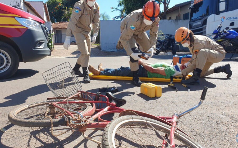Acidente envolvendo ciclista e motociclista deixa dois feridos no centro de Coxim