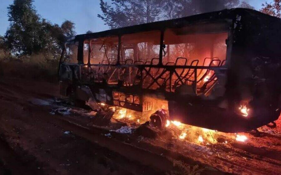 Ônibus escolar é destruído em incêndio em rodovia estadual na MS-112
