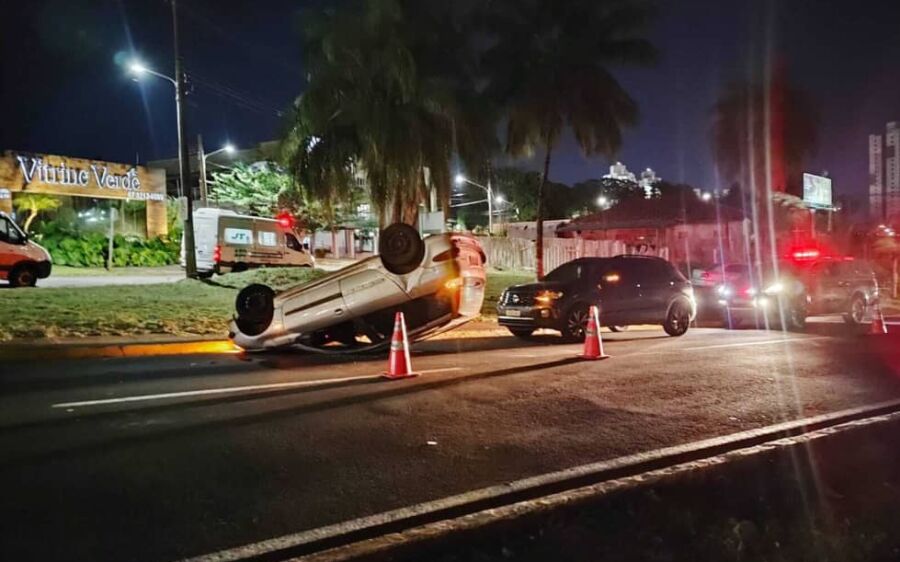 Veículo capota após colisão em Campo Grande