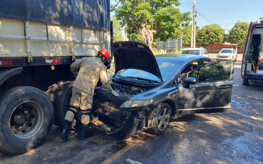 Jovem colide carro em traseira de carreta estacionada no Flávio Garcia
