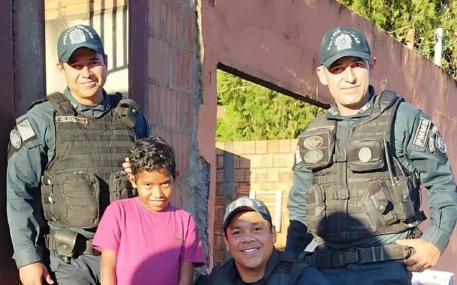Cavalaria da PMMS visita garoto que sobreviveu a acidente e promove dia de cinema