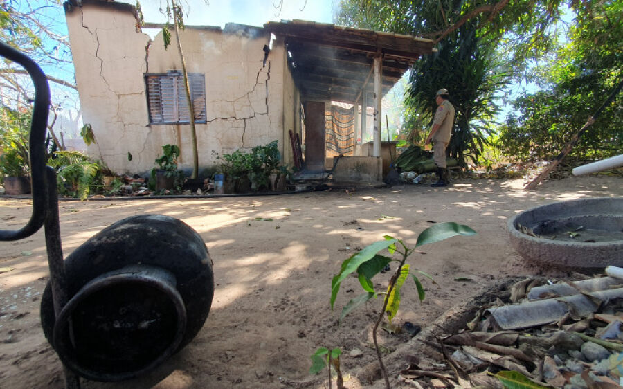 Marido de idosa resgatada em casa pegando fogo é preso pela Delegacia da Mulher