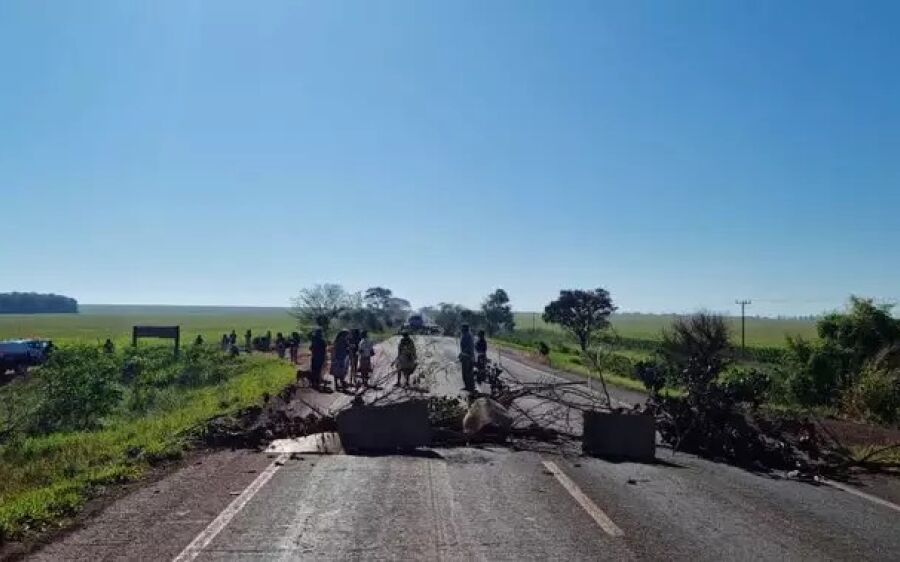 Indígenas bloqueiam rodovias em MS em dia de julgamento do marco temporal