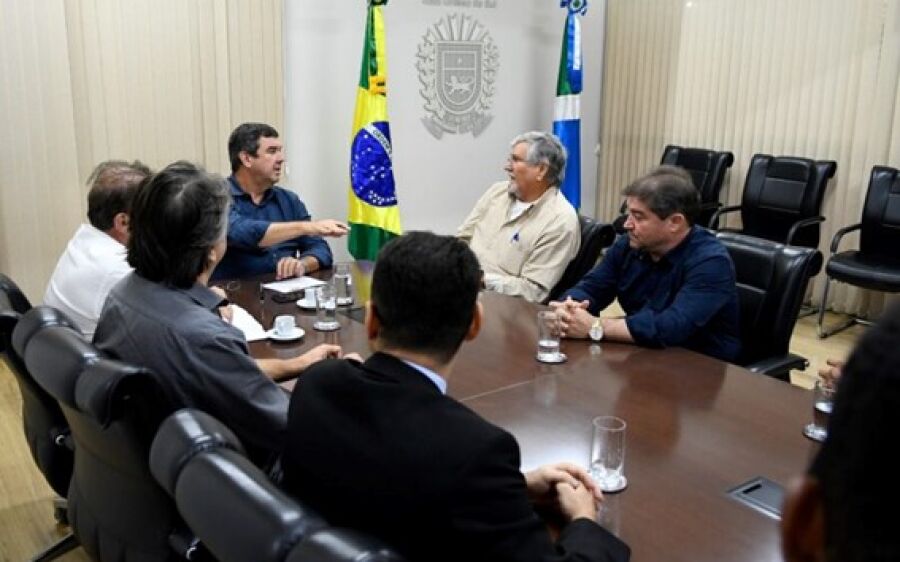 Prefeito de Coxim discute agricultura familiar, piscicultura e curso de Medicina com governador 