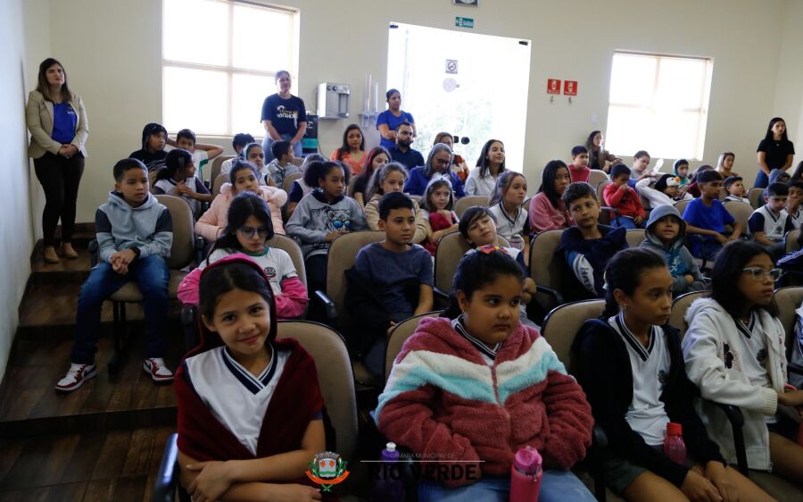 Alunos da Escola Crescêncio de Abreu prestigiam sessão ordinária na Câmara de Rio Verde