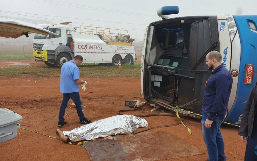 SGO: Ônibus tomba, deixa uma passageira morta e outros gravemente feridos na BR-163
