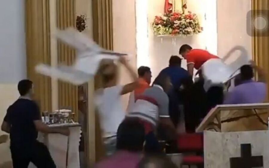 Bêbado invade missa, morde e tenta estrangular policial militar no São Francisco