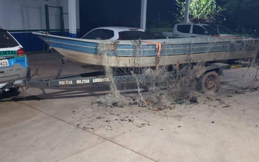 PMA apreende 200 metros de rede e anzóis de galho durante pente fino em rio