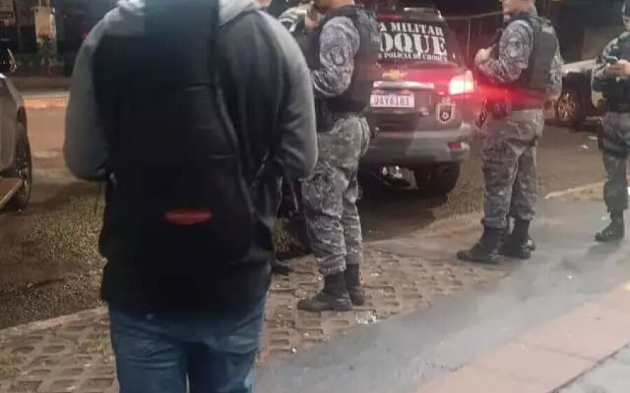 Assaltante de moto é baleado cinco vezes e espancado pela própria vítima na Capital