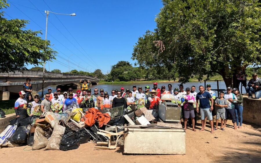Com o apoio da Prefeitura, Galera do Taquari  retiram lixo do Rio Taquari