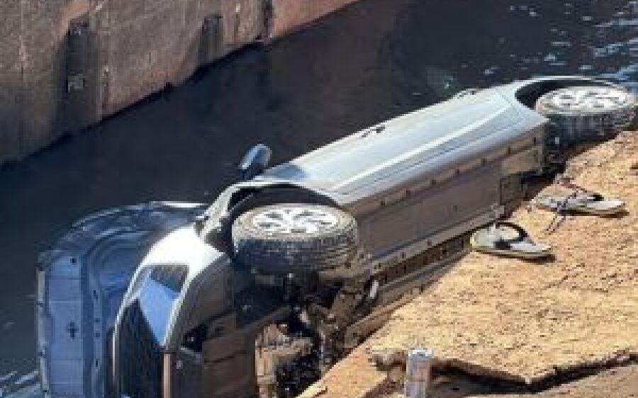 Motorista perde controle da direção e veículo cai em córrego; homem saiu ileso