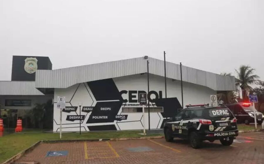 Jovem é intubado após colidir motocicleta em traseira de caminhão na Capital