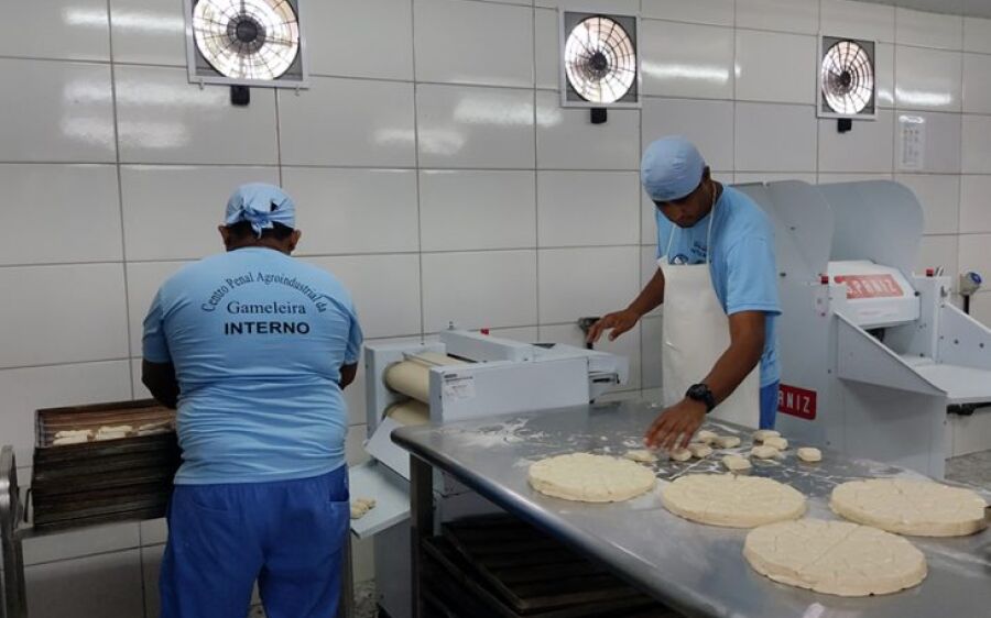 Pães confeccionados no Centro Penal beneficiam pacientes em tratamento contra o câncer no HU