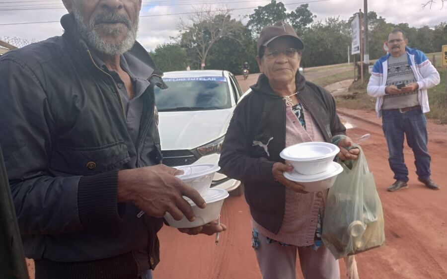 Em Meio À Onda De Frio, Prefeitura De Coxim Em Parceria Com 47ª Batalhão De Infantaria Distribui Sop