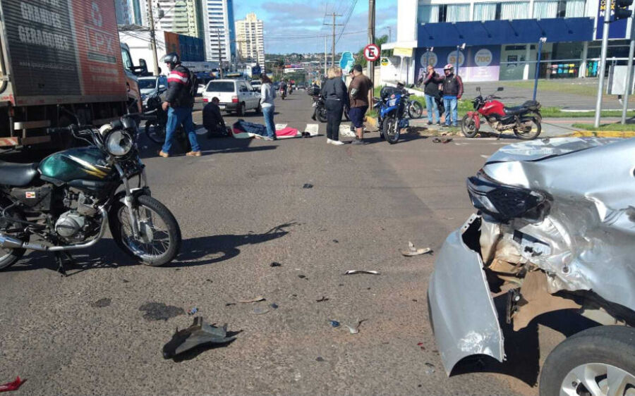 Conversão proibida causa acidente e motociclista fica gravemente ferido