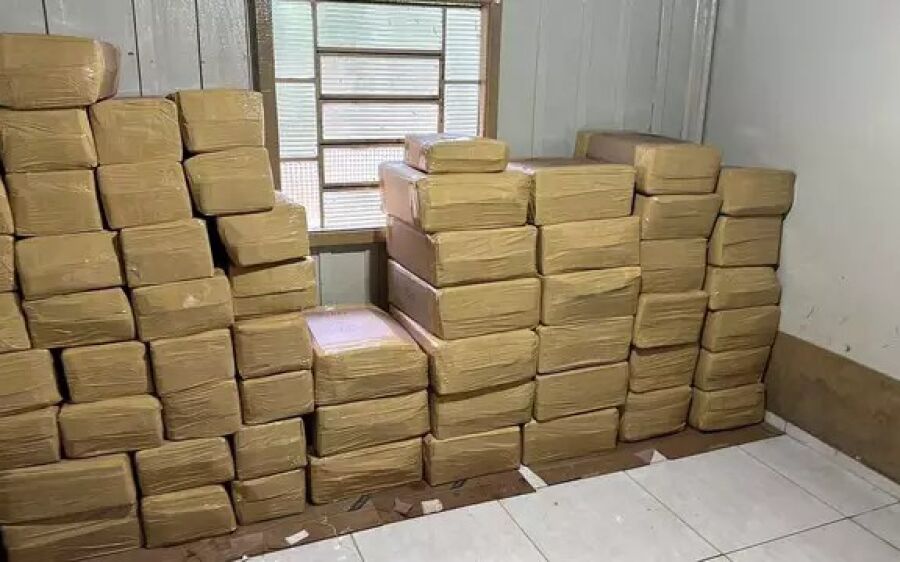 PF fecha depósito de drogas na fronteira e apreende duas toneladas de maconha