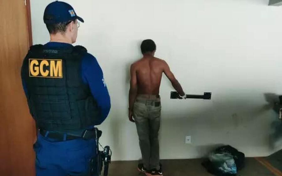 Homem é preso após perseguir e ameaçar meninas a caminho da escola