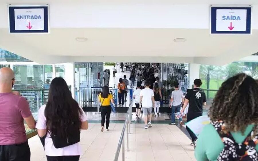 Universidades reajustam mensalidades e UNE cobra mudanças no FIES