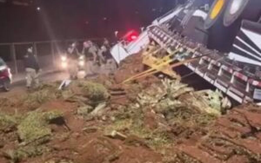 Caminhão com mais de 1 tonelada de maconha tomba em frente ao Batalhão da PM 