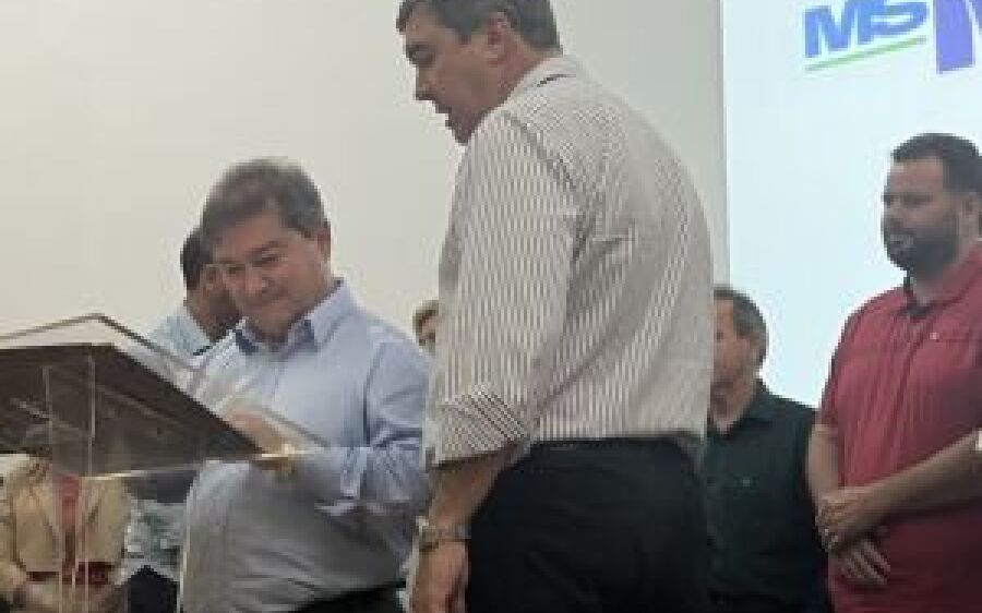Prefeito de Coxim participa do lançamento do programa MS Moradia