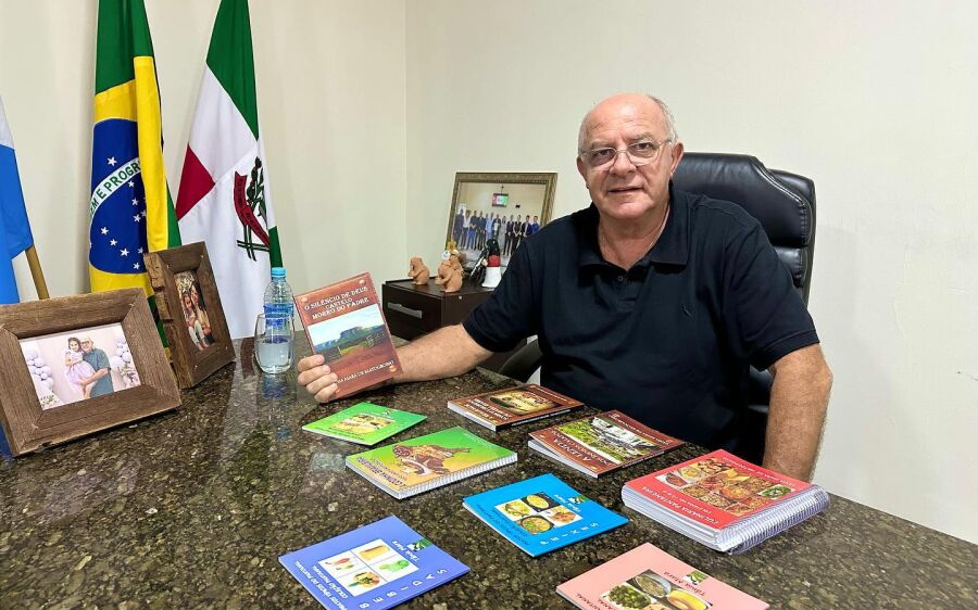 Prefeito Réus Fornari recebe livros de presente  da escritora Tânia Mara
