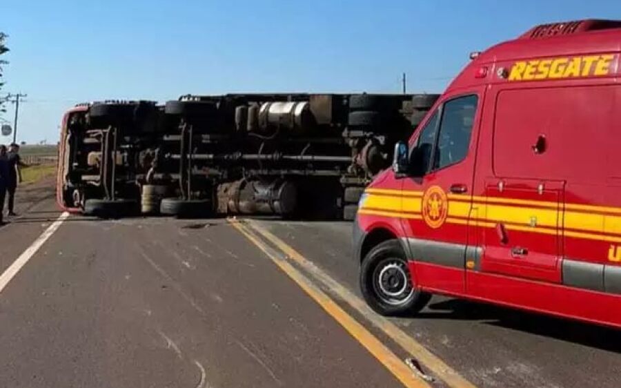 Motorista desvia de animal e caminhão frigorífico tomba em rodovia