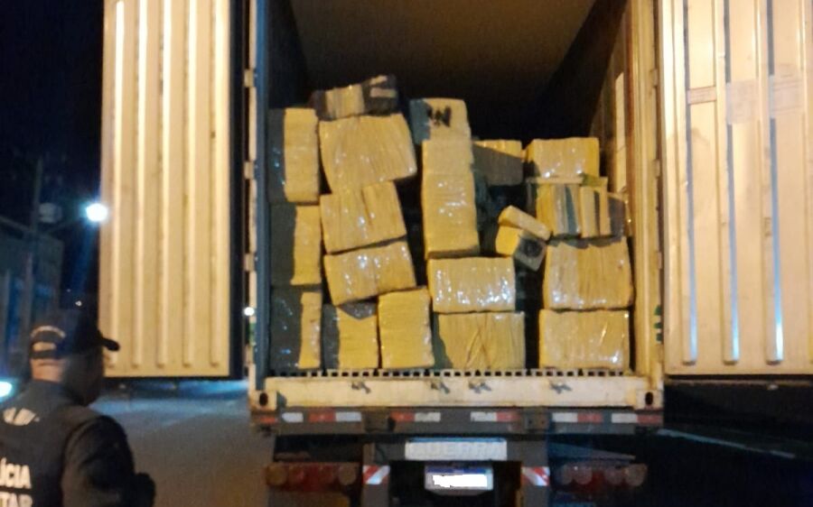 Polícia Militar apreende caminhão carregado de maconha e prende autor em Sonora