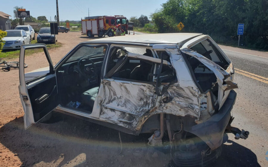 Morador de Coxim fica ferido em acidente entre carro e carreta na BR-163