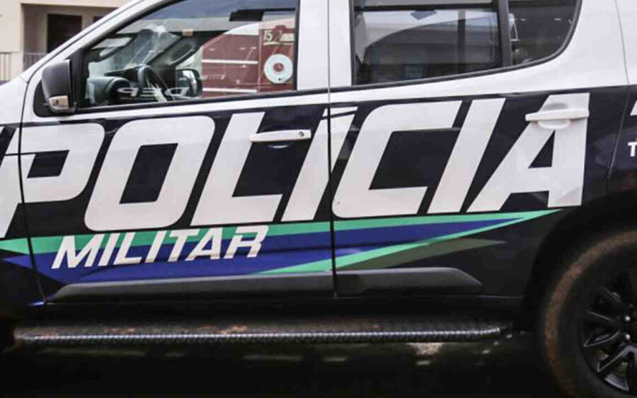 Menino de 2 anos é encontrado chorando e vagando por ruas e mãe acaba presa