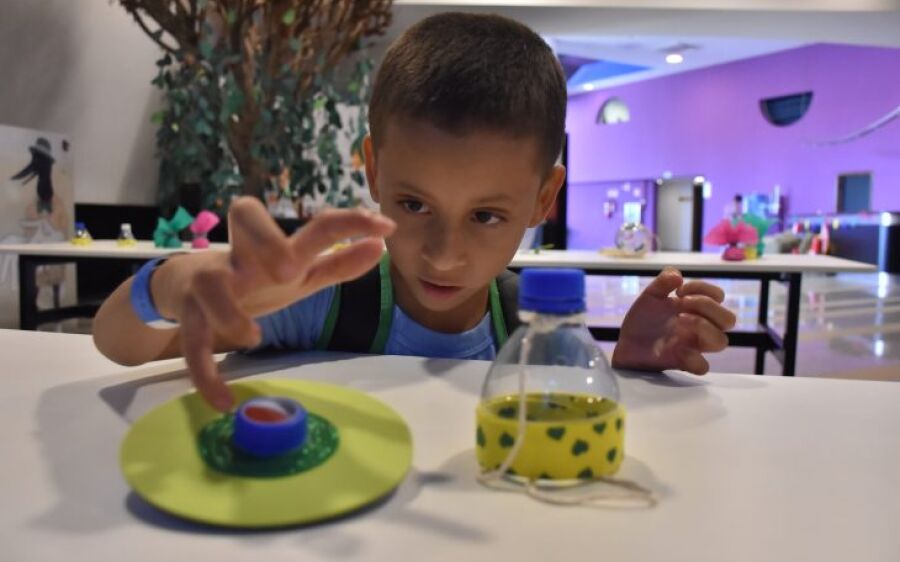Material reutilizável se torna brinquedo e ensina crianças a preservarem o meio ambiente 
