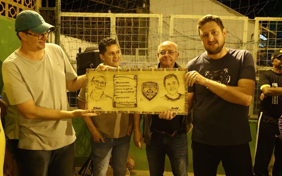 Prefeito Réus e presidente da Câmara Carlos Pontes prestigiam entrega de novos uniformes para atleta