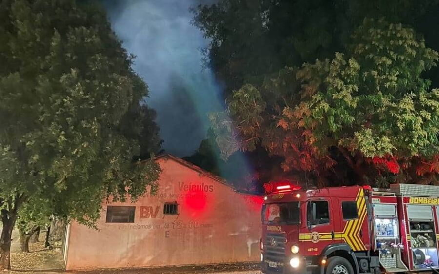 Bombeiros combatem incêndio em Figueira no Centro de Coxim