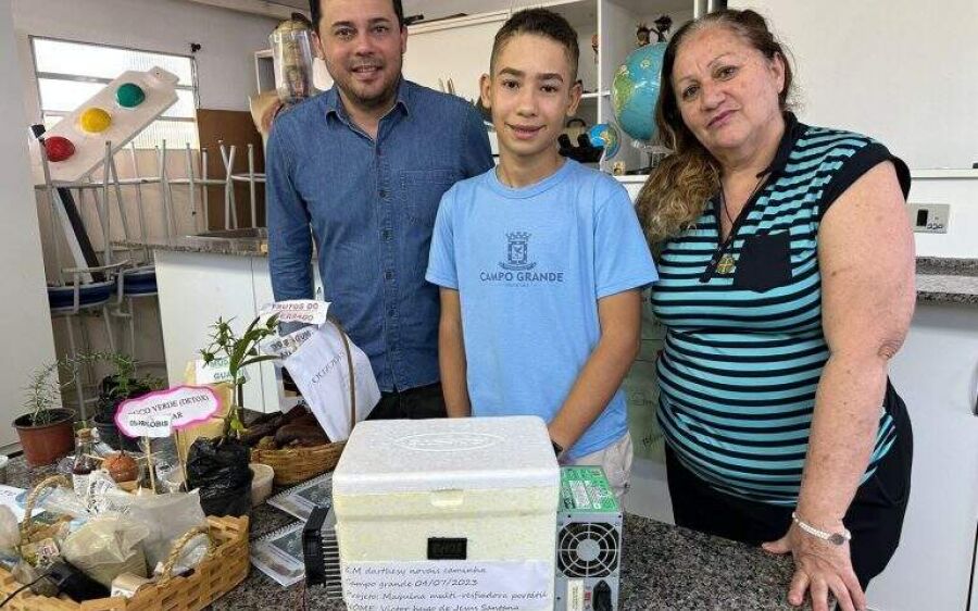 Aluno reutiliza peças de notebook e cria máquina que guarda insulina da avó