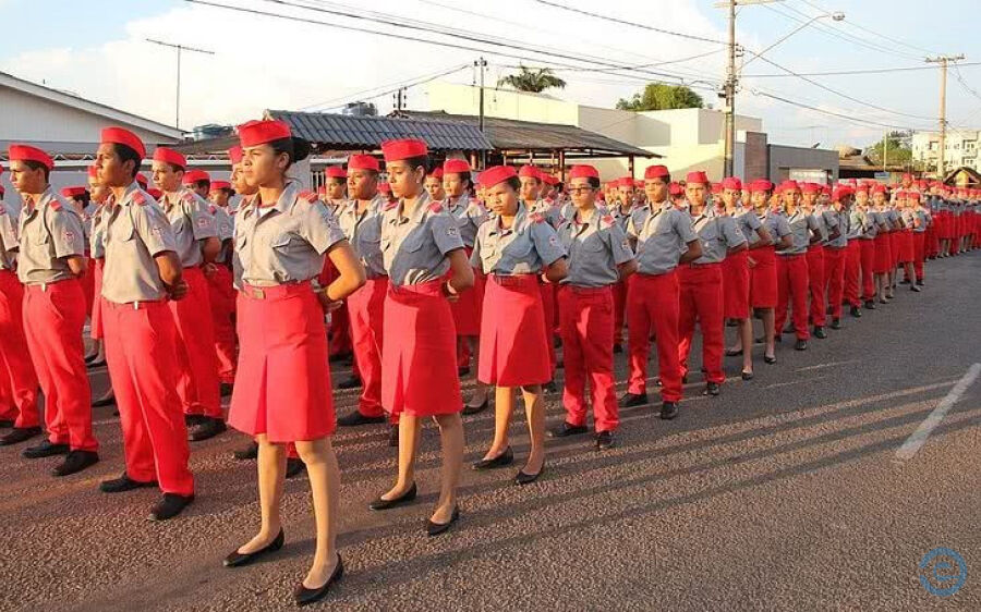 Lula encerra programa, mas MS vai manter escolas cívico-militares