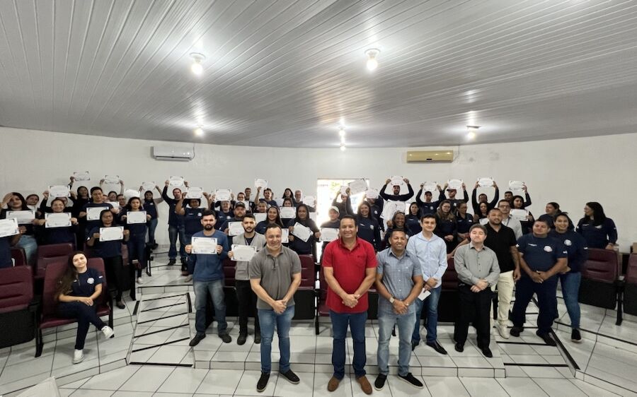 Agentes de Saúde de Coxim recebem  certificados e materiais de trabalho