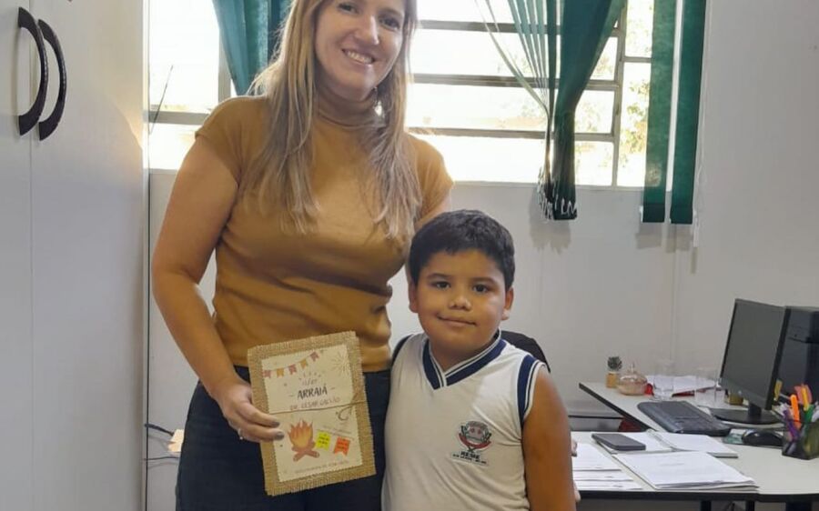 Diretora Adriana Barbosa entrega convite da Festa  Junina da Escola Municipal Dr. César Galvão