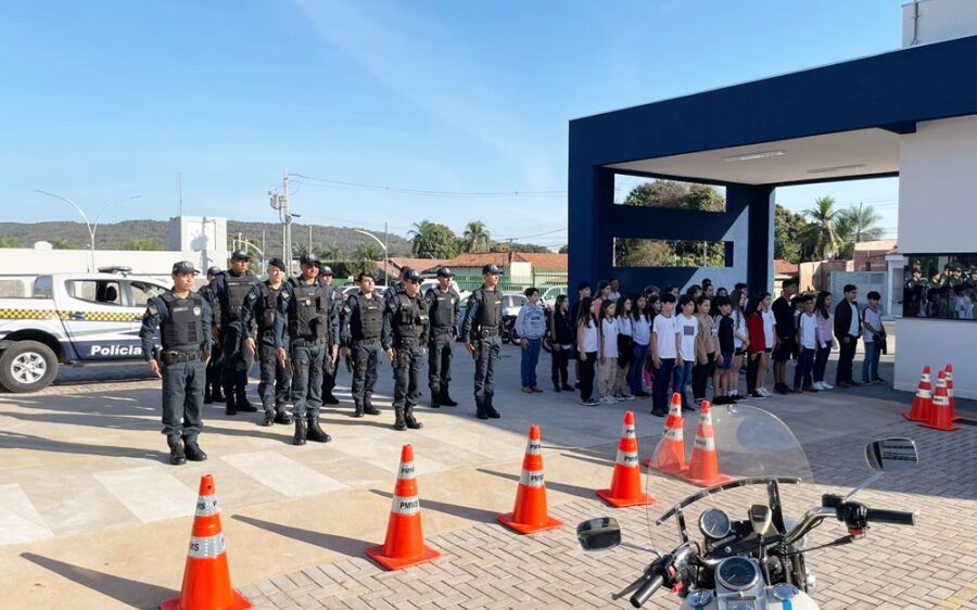 Em comemoração aos 21 anos do 5º BPM, alunos da FEC visitam novo batalhão