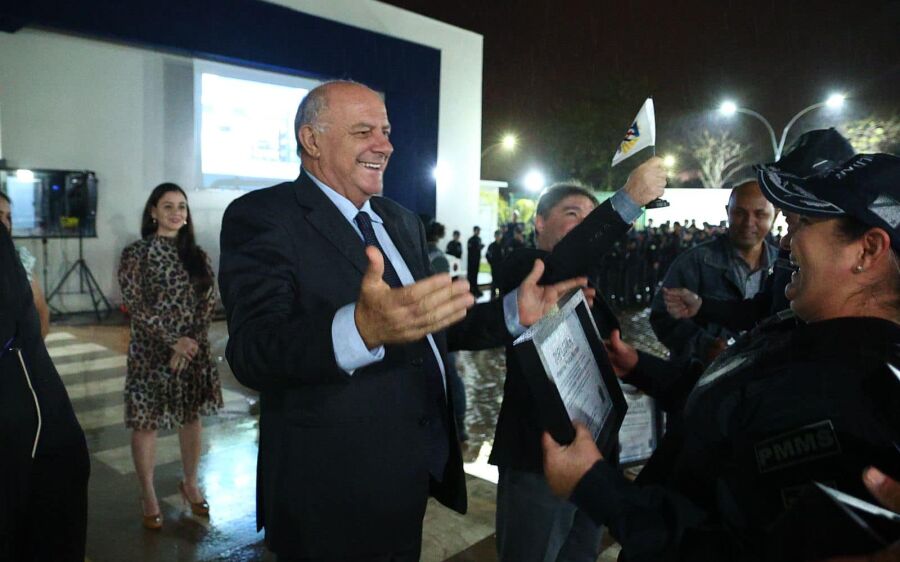Prefeito de Rio Verde é homenageado pelo 5º Batalhão de Polícia Militar de Coxim. 