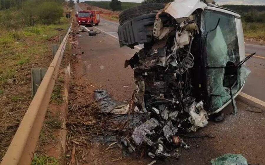 Carro ocupado por gestante e bebê atinge carreta e tomba na BR-262