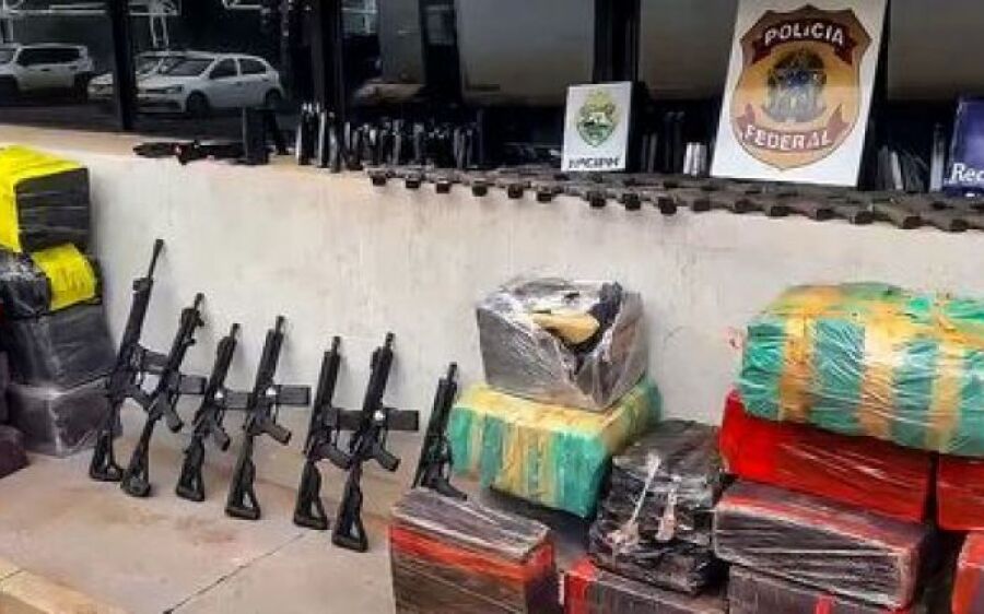 Duas toneladas de maconha e mais de 80 armas são apreendidas em caminhão de porcos