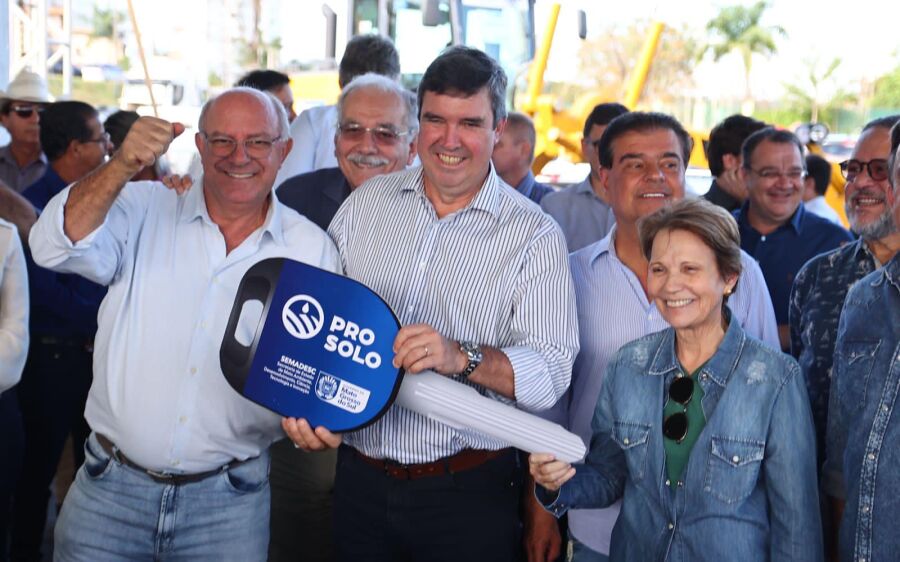 Prefeito Réus Fornari recebe motoniveladora do Governador  Eduardo Riedel para Rio Verde
